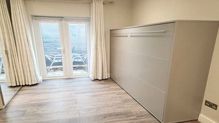 Studio To Rent In St. Andrews Road, London, W3