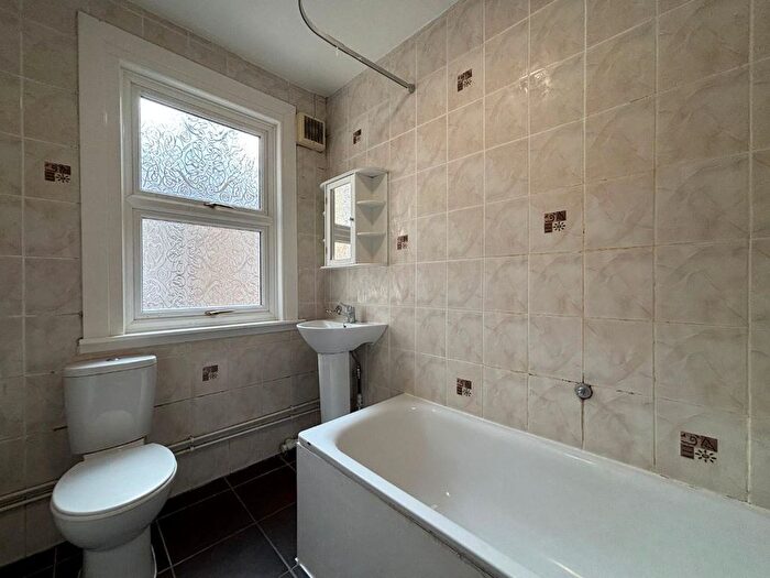 4 Bedroom Flat For Sale In Wheatlands Road, Tooting, London, SW17