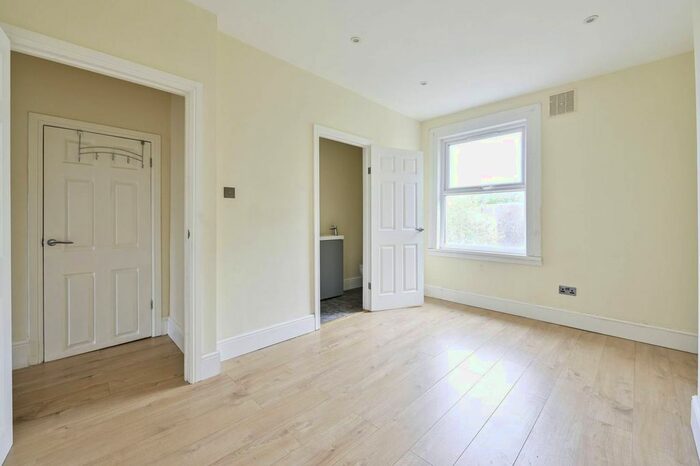 3 Bedroom Flat To Rent In Lordship Lane, Dulwich, London, SE22