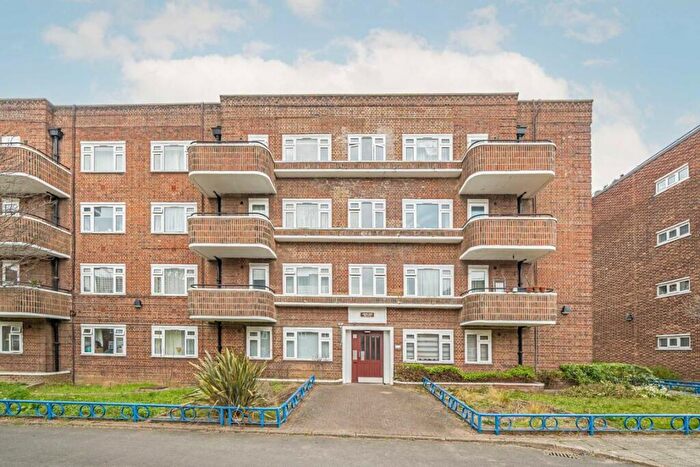 2 Bedroom Flat For Sale In Lorne Road, London, N4