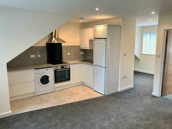 Flat To Rent In Ardingly Court, Woodcote Road, Epsom, KT18