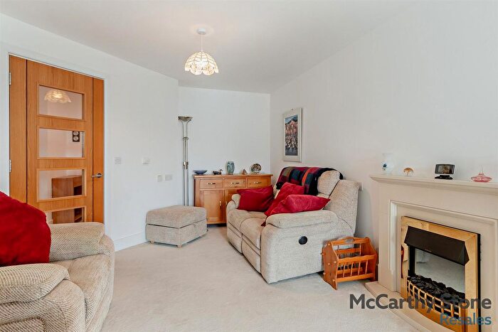 1 Bedroom Flat For Sale In Park House, Old Park Road, Hitchin, Hertfordshire, SG5