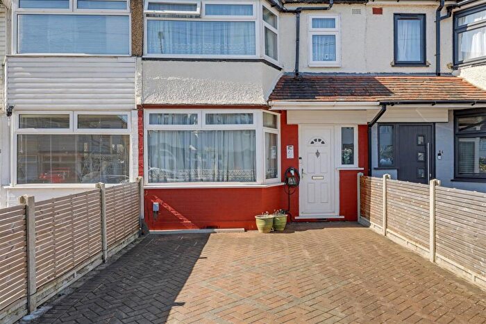 3 Bedroom Terraced House For Sale In Lathkill Close, Enfield, EN1
