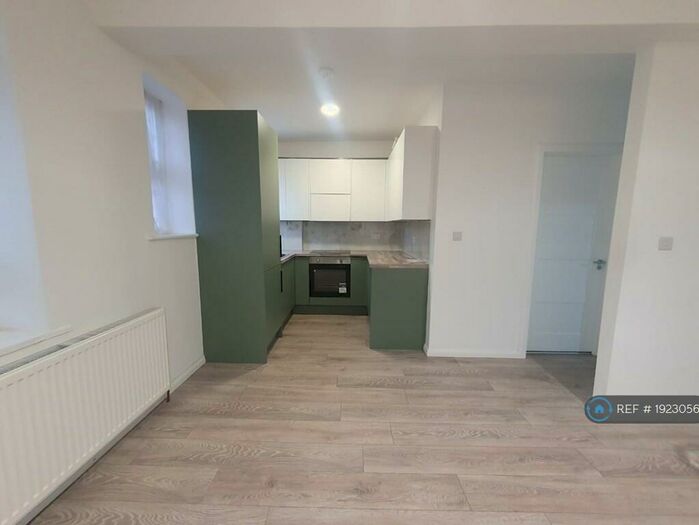 2 Bedroom Flat To Rent In High Street, Edgware, HA8