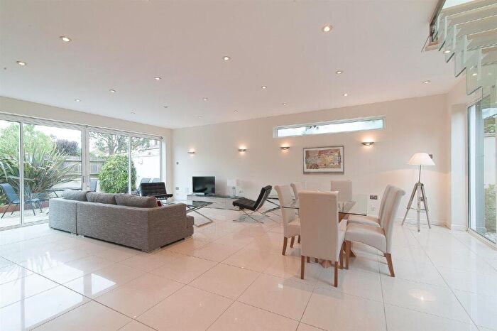 3 Bedroom Detached House To Rent In Berkeley Road, SW13