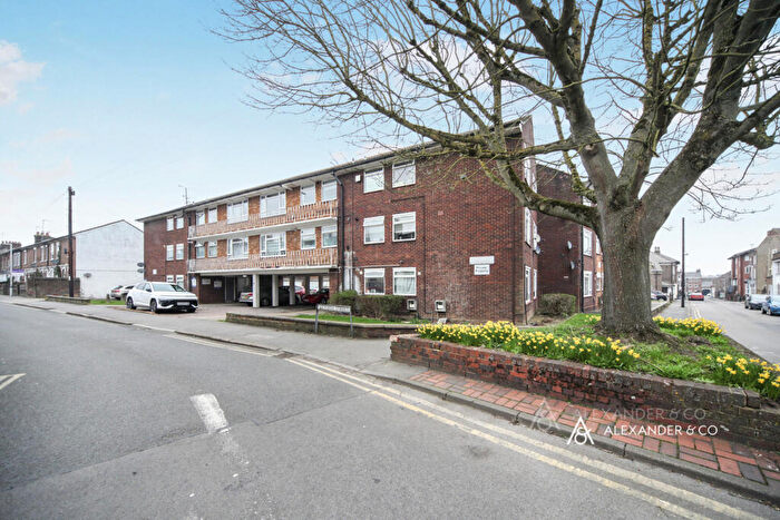 2 Bedroom Flat To Rent In Victoria Street, Dunstable, Bedfordshire, LU6