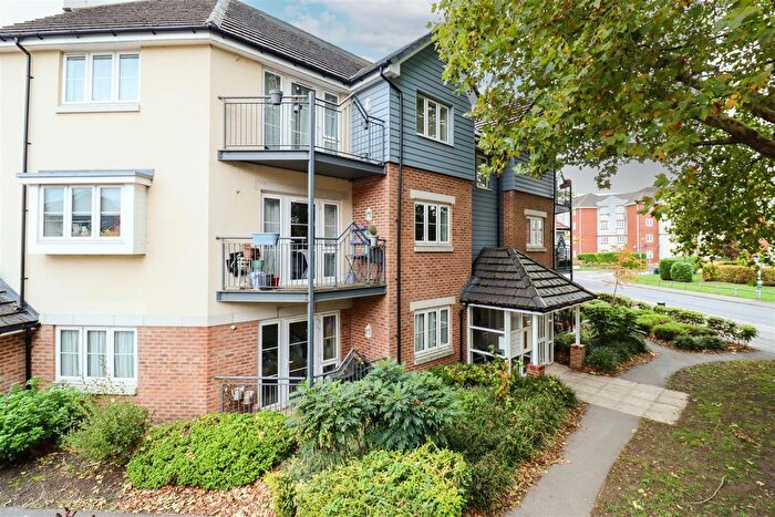 2 Bedroom Flat For Sale In Deadbrook Lane, Aldershot, GU12