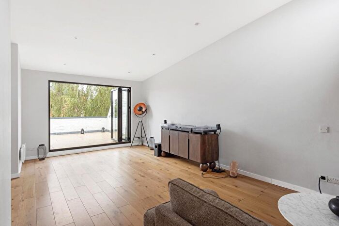 2 Bedroom Flat For Sale In Abbeville Road, Clapham, SW4