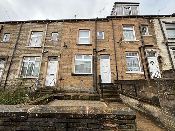 3 Bedroom Terraced House For Sale In Harlow Road, Bradford, BD7