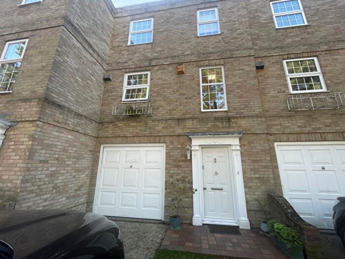 4 Bedroom House To Rent In Queens Gardens, Bournemouth, BH2