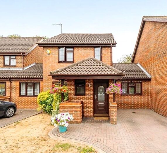 4 Bedroom Link Detached House For Sale In Glencoe Road, Hayes, UB4