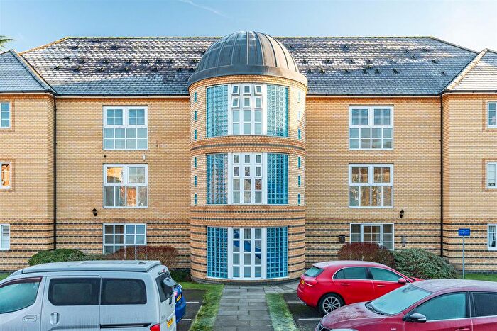 2 Bedroom Flat For Sale In Newland Gardens, Hertford, SG13