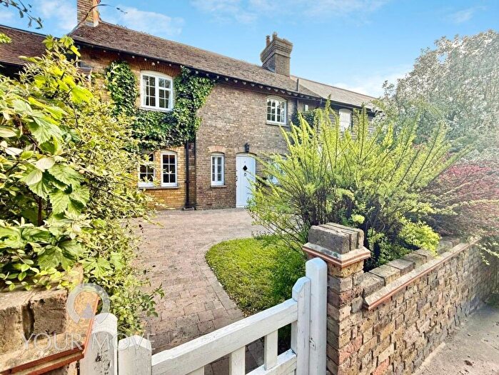5 Bedroom Semi-Detached House For Sale In Court Cottages, Darenth Hill, Dartford, Kent, DA2