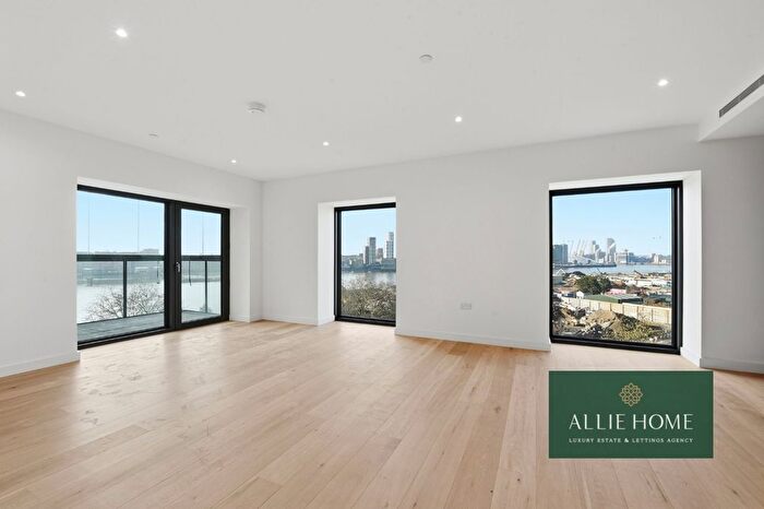 3 Bedroom Flat For Sale In Starboard Way, London, E16