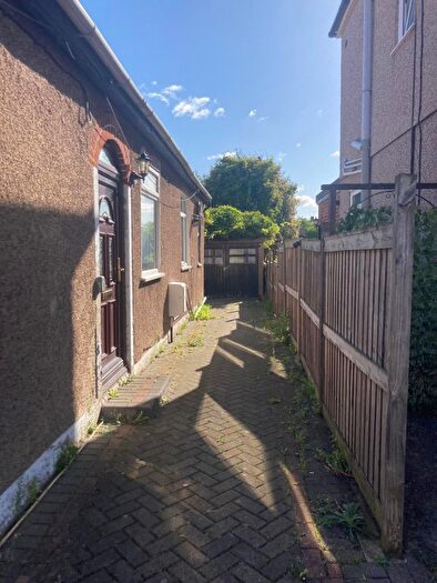 3 Bedroom Bungalow To Rent In Philip Road, Rainham, RM13