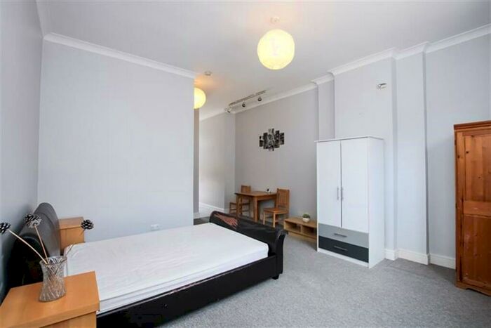 Flat To Rent In The Burroughs, Hendon, NW4