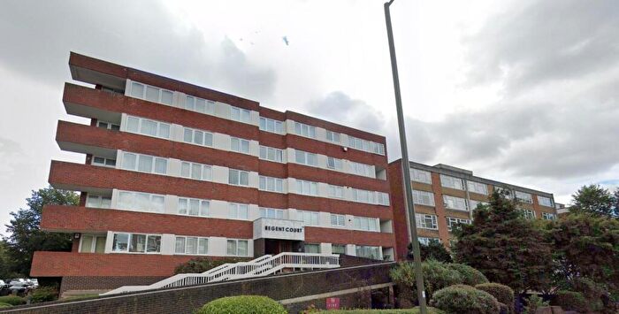 Studio To Rent In Ballards Lane, London, N3