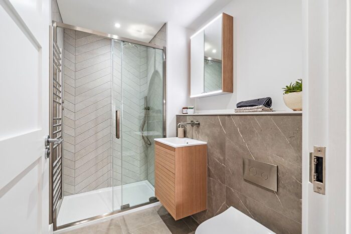2 Bedroom Flat For Sale In Kingsway, Hove, BN3