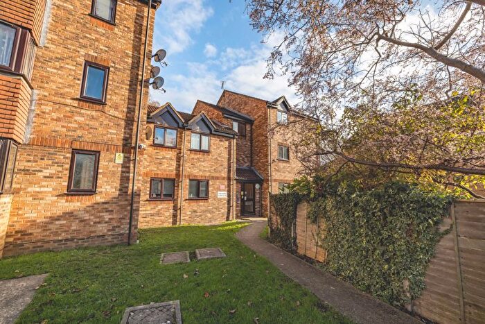 1 Bedroom Flat For Sale In Franklin Avenue, Slough, SL2