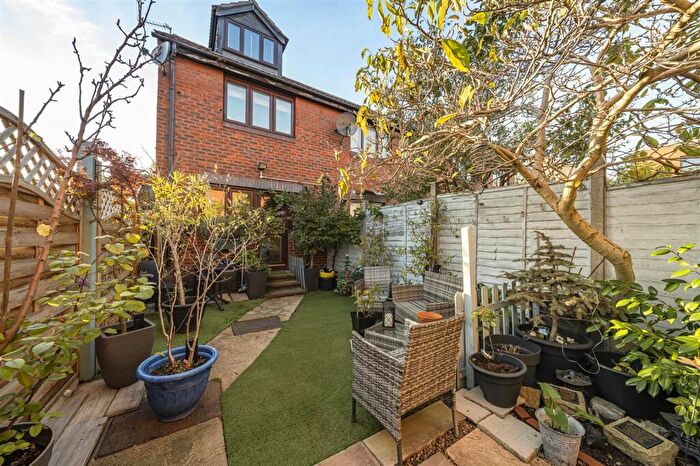 3 Bedroom End Of Terrace House For Sale In Hamilton Close, Canada Water, London, SE16