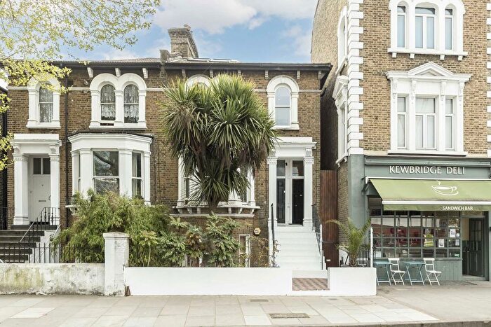 3 Bedroom Flat To Rent In Chiswick High Road, Chiswick, W4