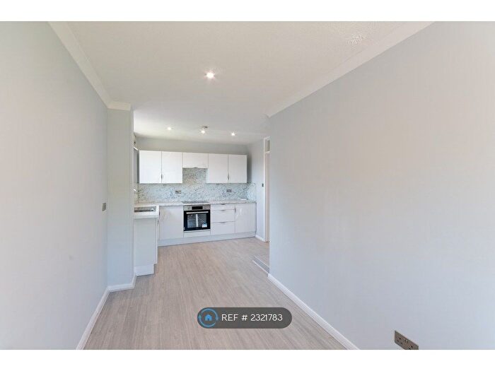 3 Bedroom Flat To Rent In Charleston Avenue, Basildon, SS13