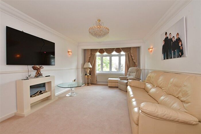 2 Bedroom Flat For Sale In Nelmes Way, Hornchurch, Essex, RM11