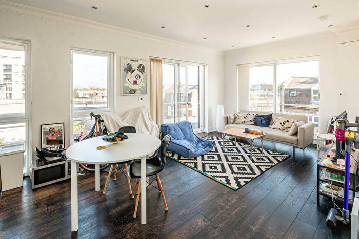 2 Bedroom Apartment For Sale In Wanless Road, London, SE24