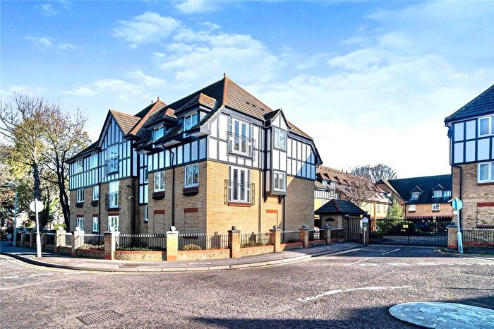 2 Bedroom Flat For Sale In Barnstaple Road, Southend-On-Sea, Essex, SS1