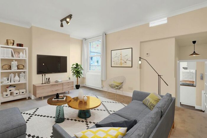 2 Bedroom Flat To Rent In Parade, Claygate, KT10