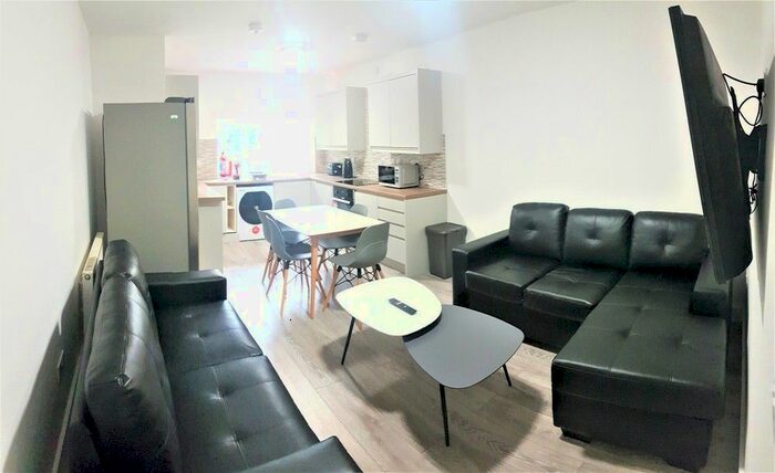 5 Bedroom Flat To Rent In Ladybarn Lane, Fallowfield, Manchester M14
