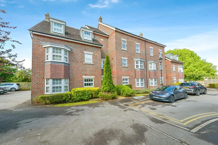 2 Bedroom Apartment For Sale In De Soissons Close, Welwyn Garden City, AL8