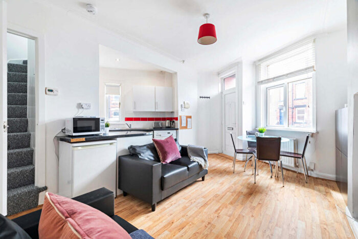 4 Bedroom House To Rent In Knowle Place, Leeds, LS4