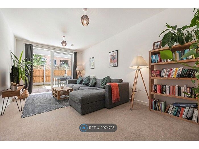 3 Bedroom Flat To Rent In Farlow House, London, SW9