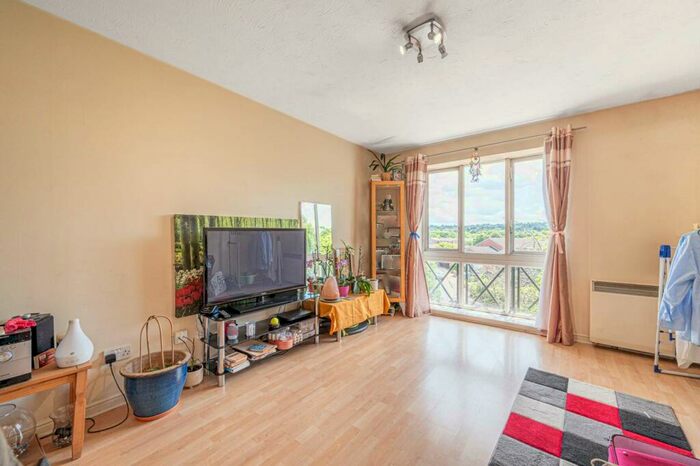 2 Bedroom Flat To Rent In Howeth Court, Friern Barnet, London, N11