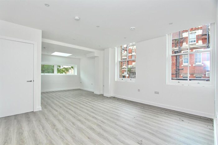 3 Bedroom Apartment To Rent In Lawrence Buildings, N16
