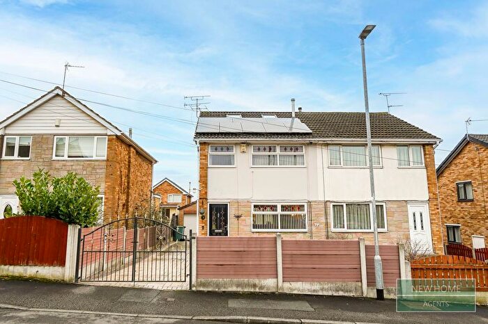 4 Bedroom Semi Detached House For Sale In Topcliffe Mead Morley, Leeds, LS27