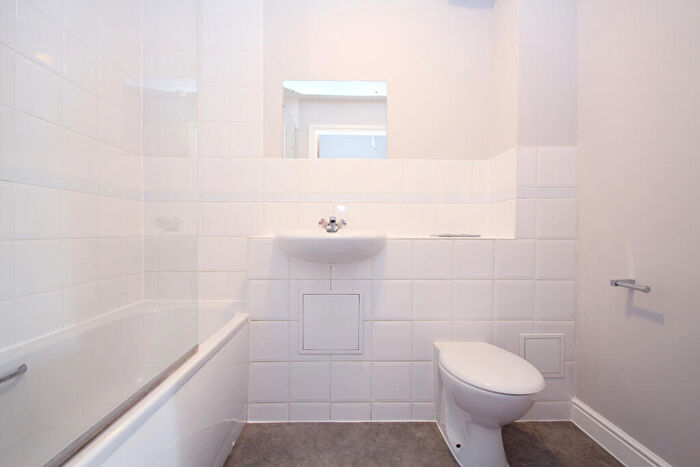 1 Bedroom Flat To Rent In Commonwealth Drive, Three Bridges, Crawley, RH10