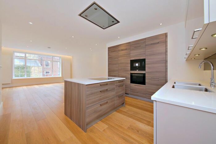 2 Bedroom Flat To Rent In Beechcroft Avenue, Golders Green, NW11