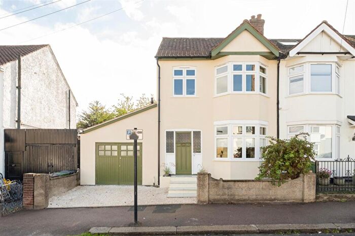 3 Bedroom House For Sale In Matlock Road, Leyton, E10
