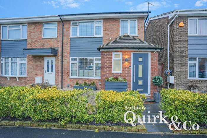 3 Bedroom End Terrace House For Sale In Hilton Road, Canvey Island, SS8