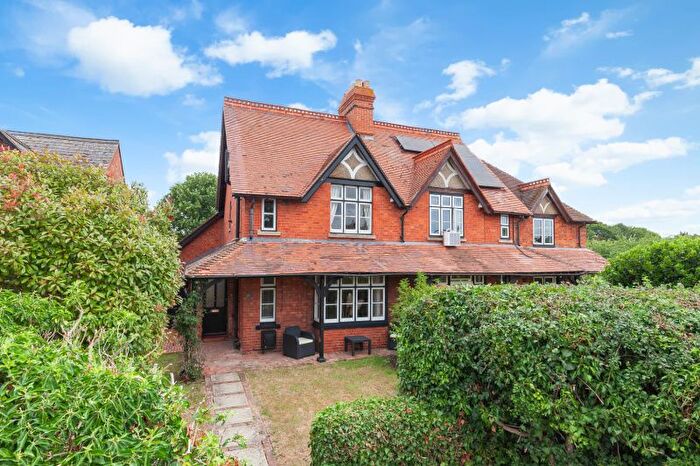 4 Bedroom Semi-Detached House For Sale In Henley Road, Sandford-On-Thames, OX4