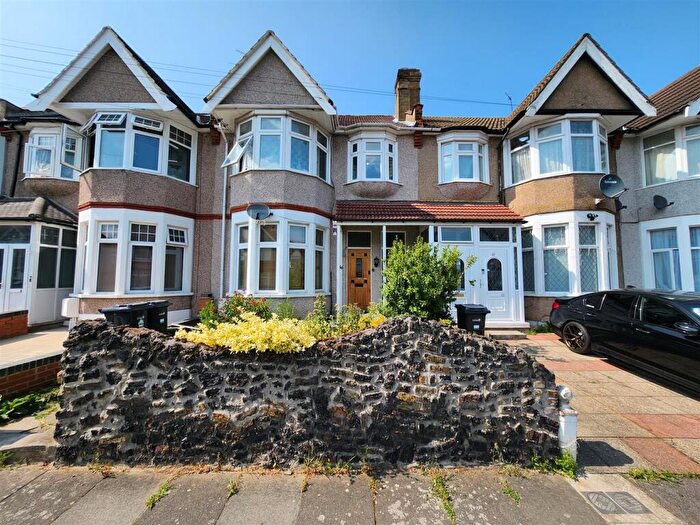 2 Bedroom Maisonette To Rent In Vaughan Gardens, Ilford, IG1