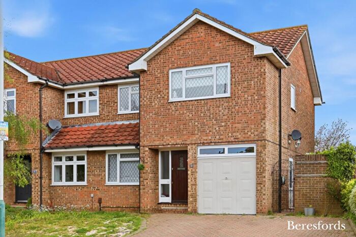 4 Bedroom Semi-Detached House For Sale In Swanbourne Drive, Hornchurch, RM12