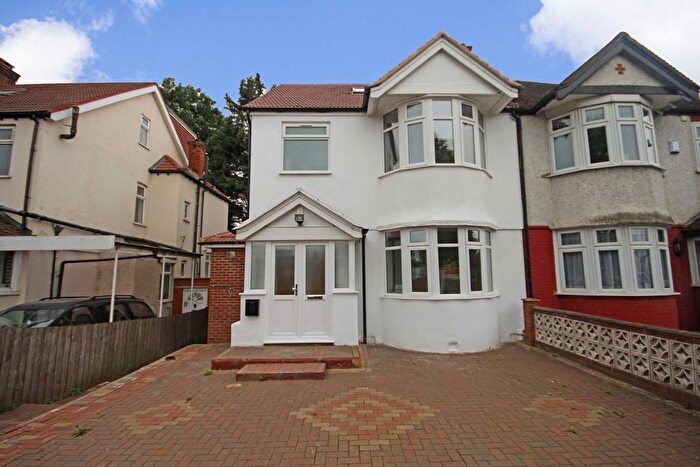 3 Bedroom Flat To Rent In Great West Road, Osterley, Isleworth, TW7