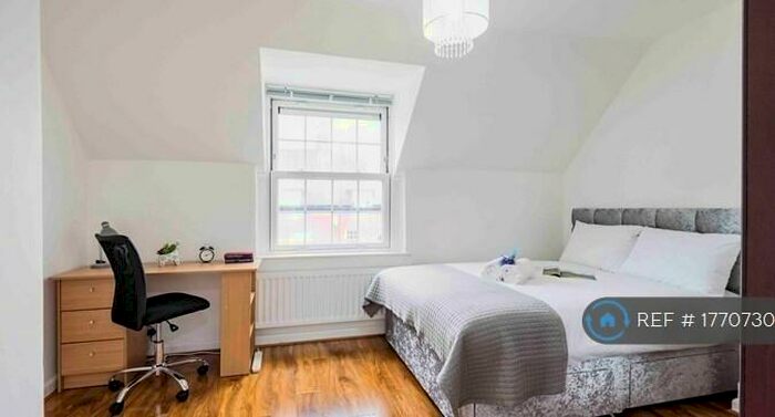 3 Bedroom Maisonette To Rent In Barnsley Street, London, E1