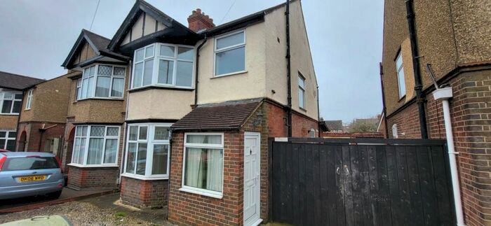 4 Bedroom Semi-Detached House To Rent In Semi Detatched Luton, LU2