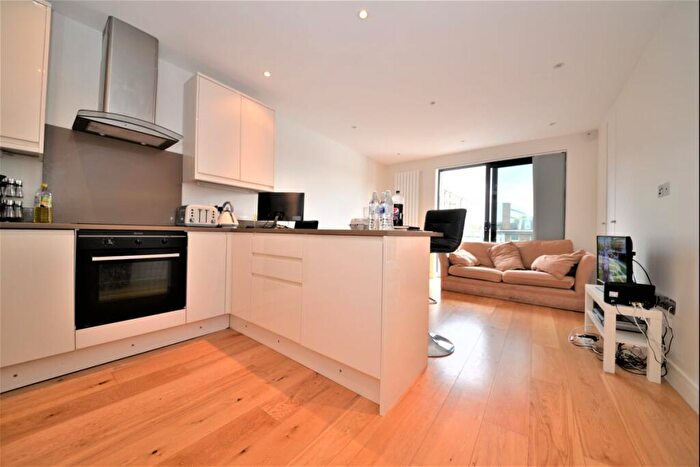 3 Bedroom Flat To Rent In Clifton Terrace, Finsbury Park, N4