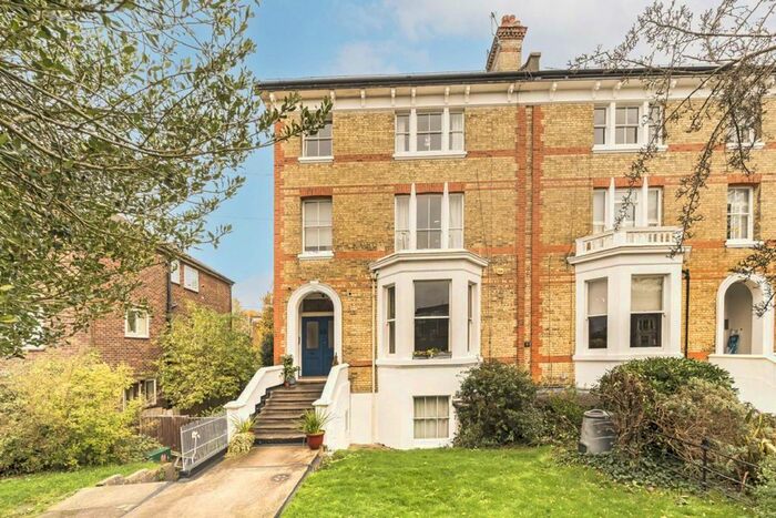 2 Bedroom Flat To Rent In The Barons, St Margarets, Twickenham, TW1