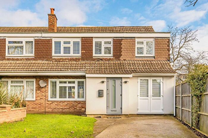 4 Bedroom Semi Detached House For Sale In Hanworth Road, Hampton, TW12